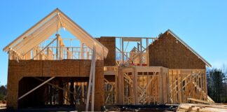 czym zmyć piankę montażową