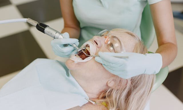 Dlaczego zęby się psują mimo mycia? Dentysta wyjaśnia najczęstsze błędy Dlaczego zęby się psują mimo mycia
